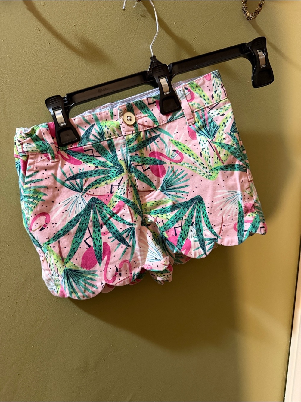crown & ivy Pink Tropical Palm Print Scallop Hem Shorts